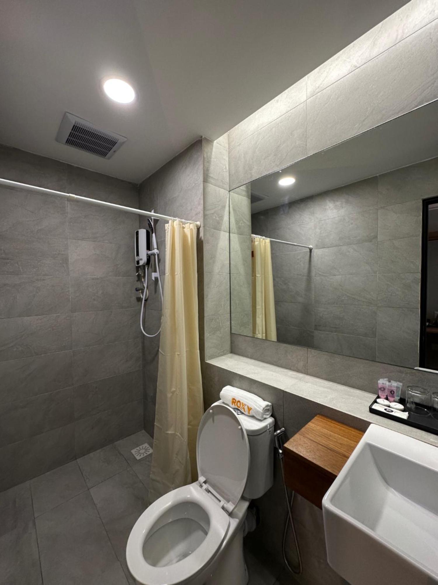 Roxy Hotel Aiman Кучінг Екстер'єр фото